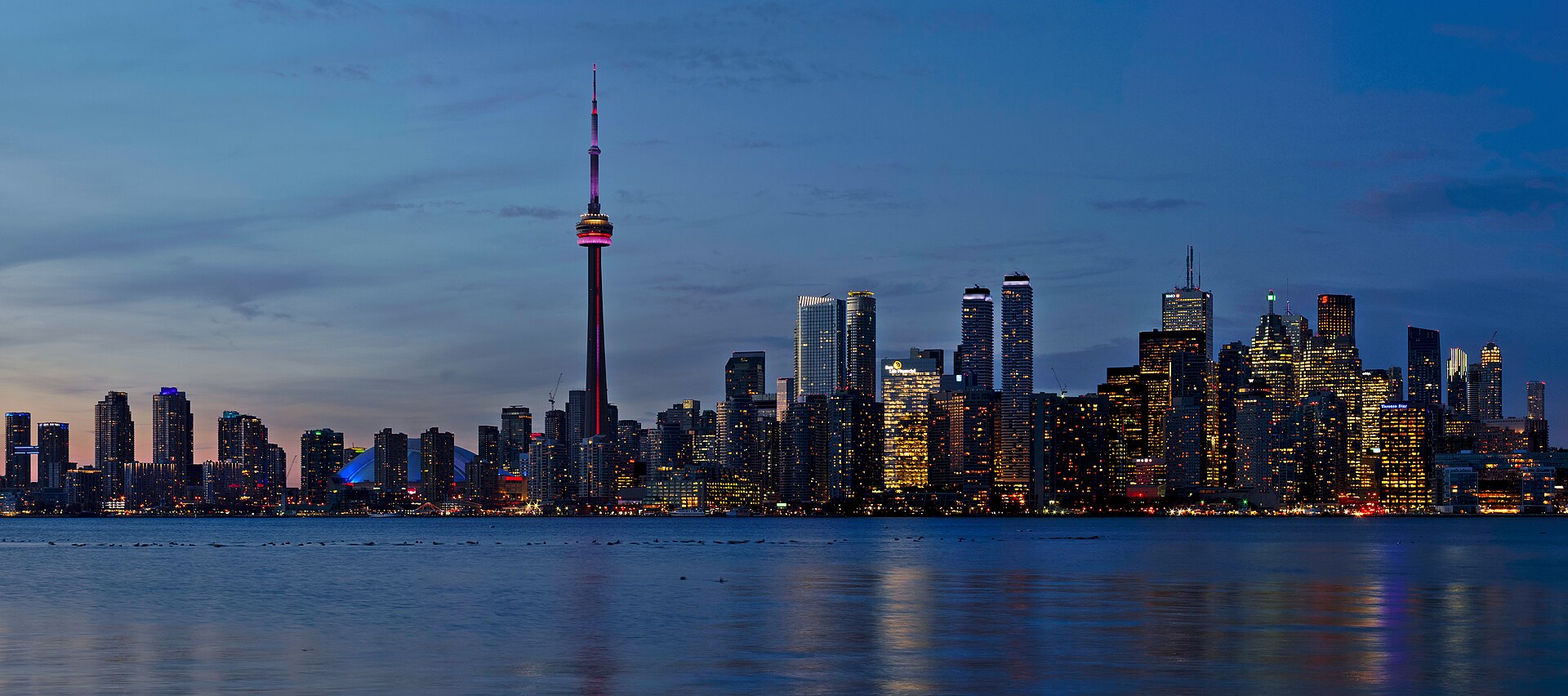 Toronto skyline with the CN Tower at dusk
